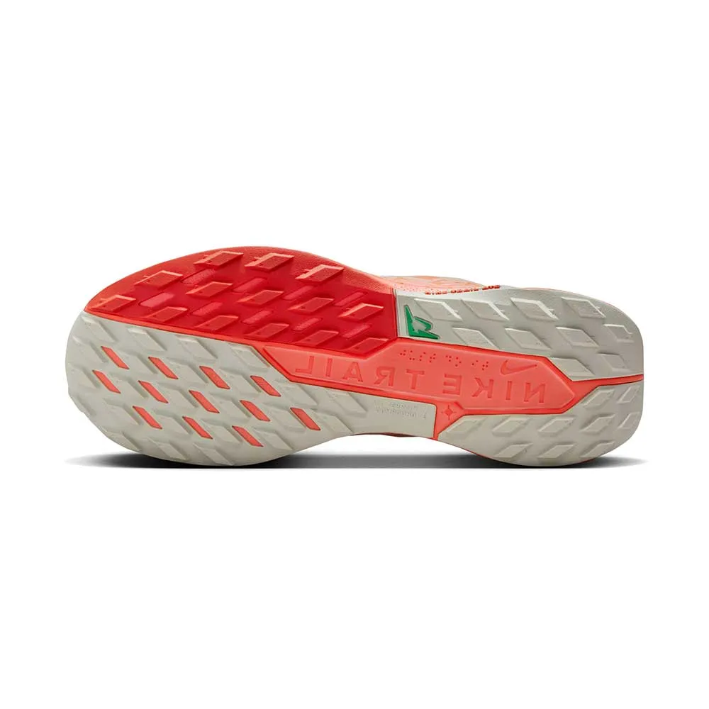 Women's Nike  Pegasus Trail 5 GORE-TEX Waterproof Trail Running Shoe - Light Silver/Hyper Crimson/Wild Mango - Regular B)